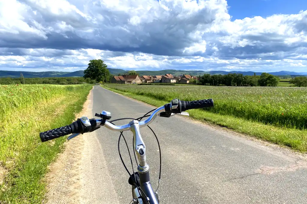 Fahrrad auf einer Landstraße zwischen Feldern im Burgund