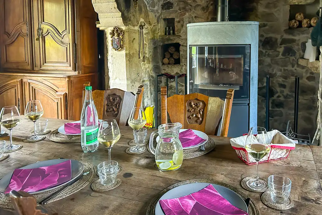 Ein gedeckter Tisch in einer Unterkunft in der Normandie