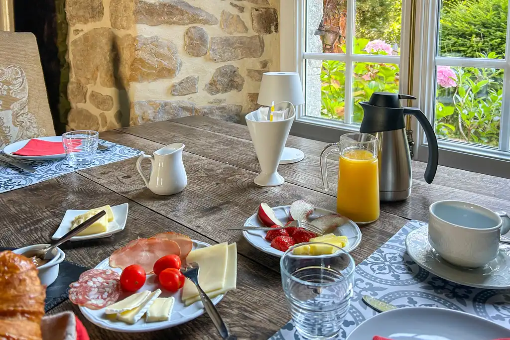 Ein leckeres Frühstück in einer Unterkunft in der Normandie