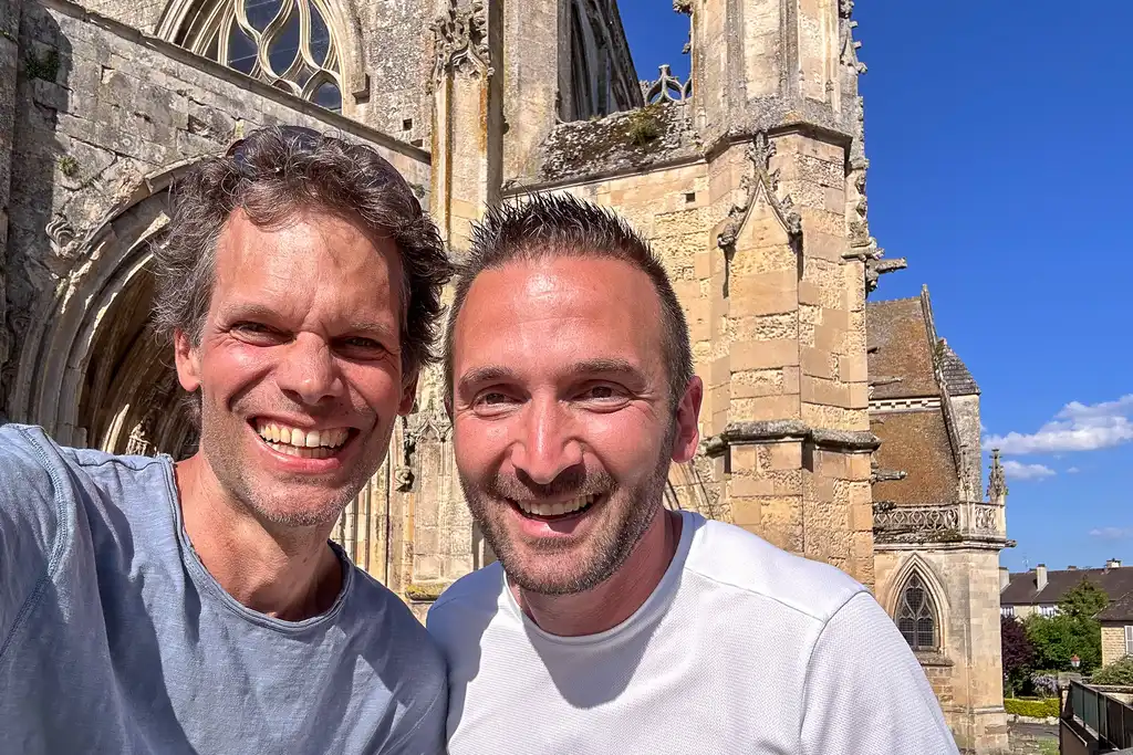 Zwei Männer stehen vor einer Kirche