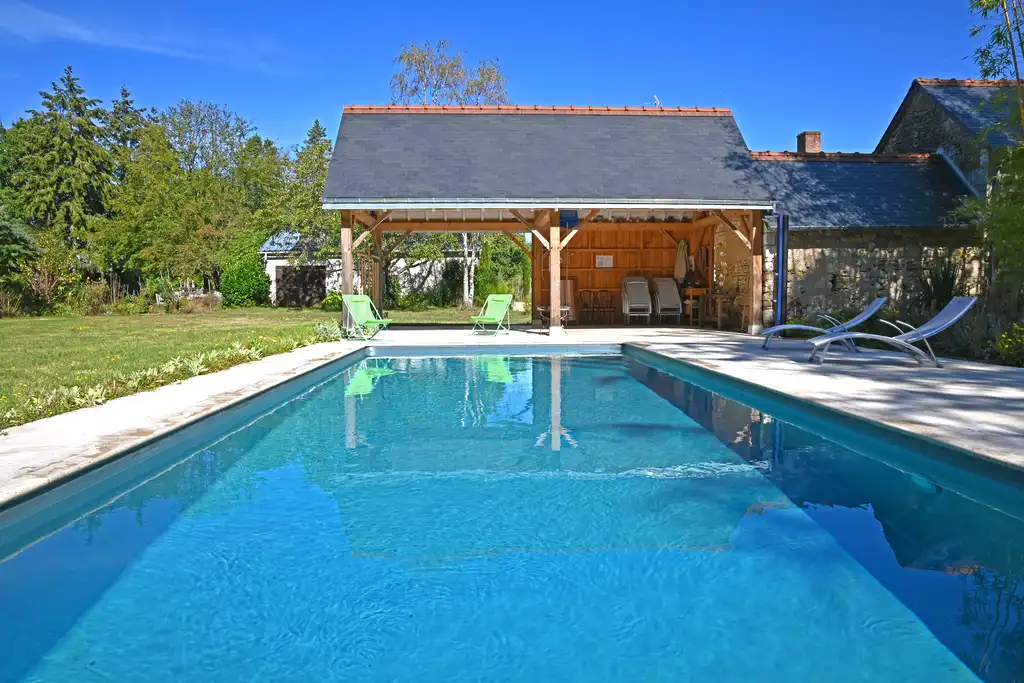Der große und moderne Pool im Garten des Gutshofs in der Loire