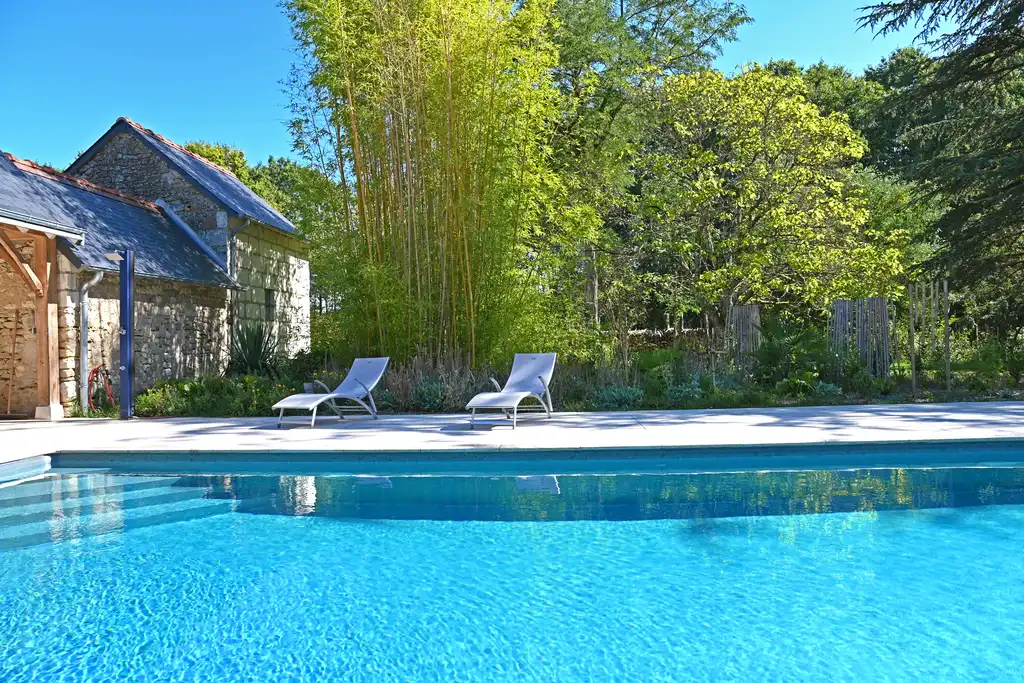 Der moderne Pool des Gutshofs in der Loire mit bequemen Liegestühlen
