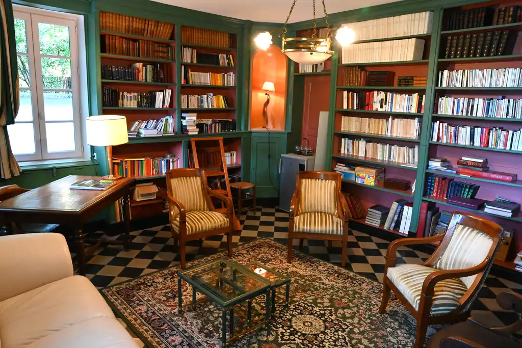Ein gemütlicher Salon im Langut im Burgund im gefüllten Bücherregalen und gemütlichen Sesseln