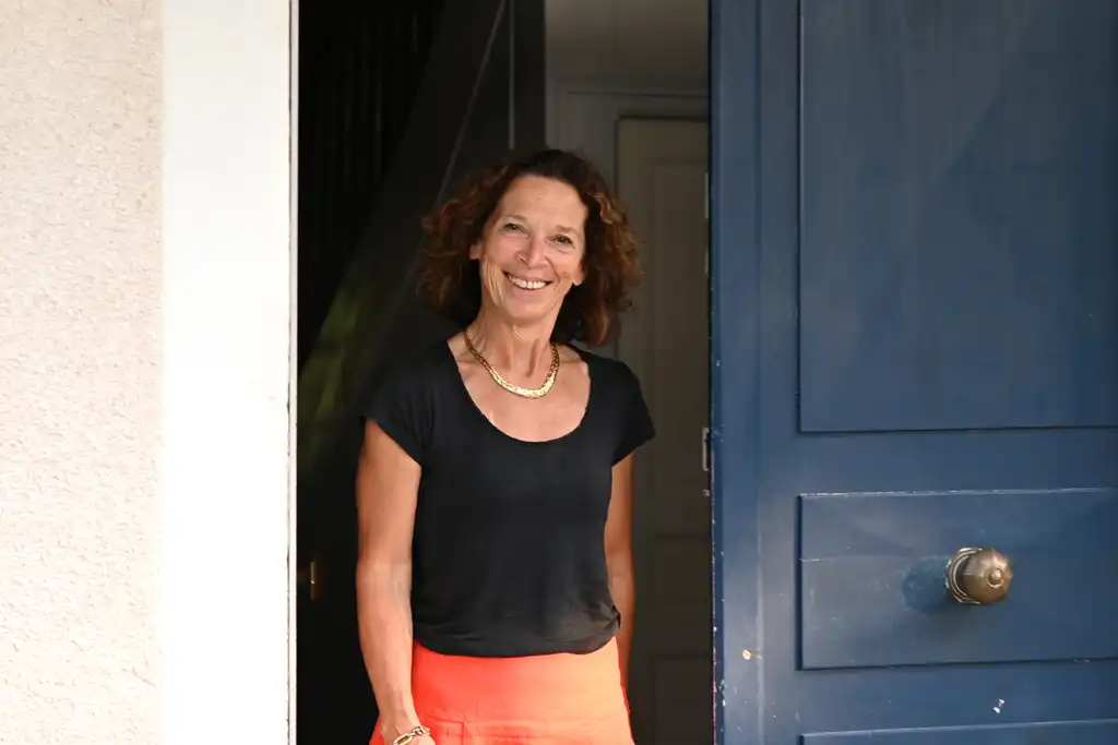 Die Gastgeberin des Landguts im Burgund steht im lächelnd im Eingang