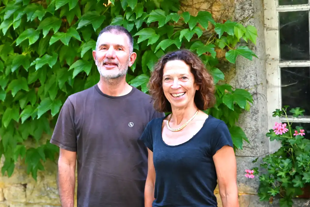 Das Gastgeberpaar steht vor dem Landgut im Burgund