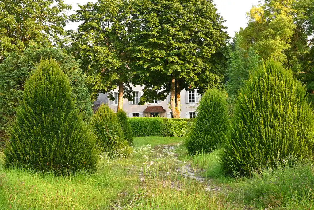 Der große Garten des Landgutes im Burgund
