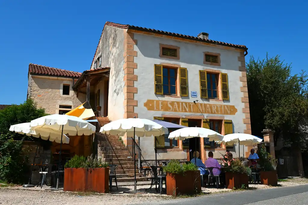 Eine gemütliche Terrasse eines Restaurants im Burgund