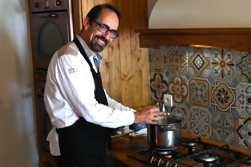 Der Gastgeber der ehemaligen Poststation im Burgund kocht in der Küche