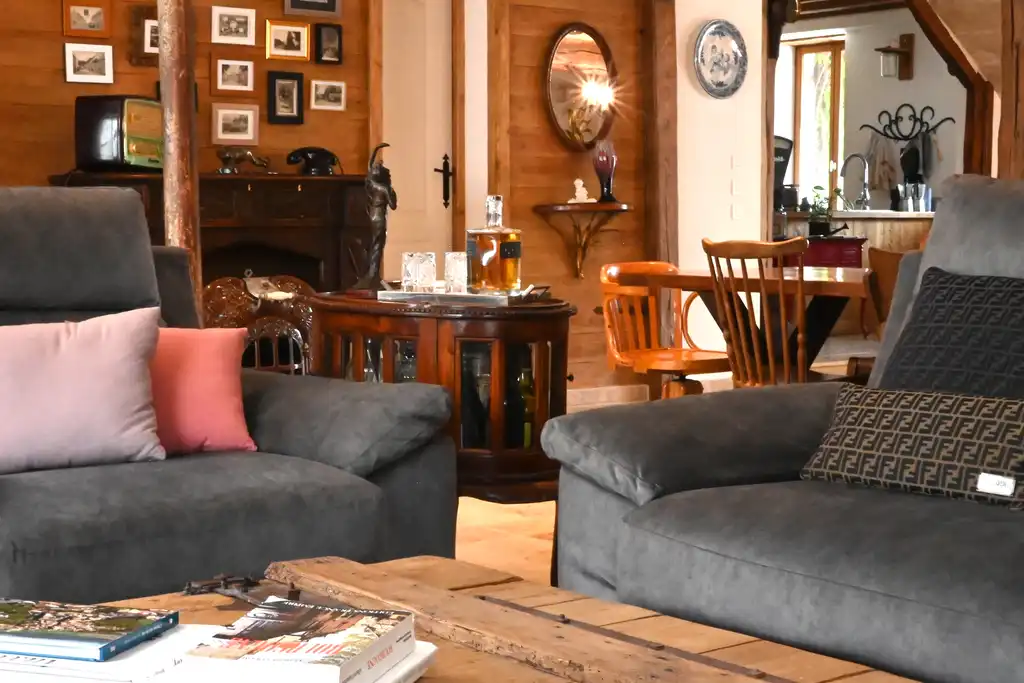 Gemütliches Wohnzimmer in der ehemaligen Poststation im Burgund