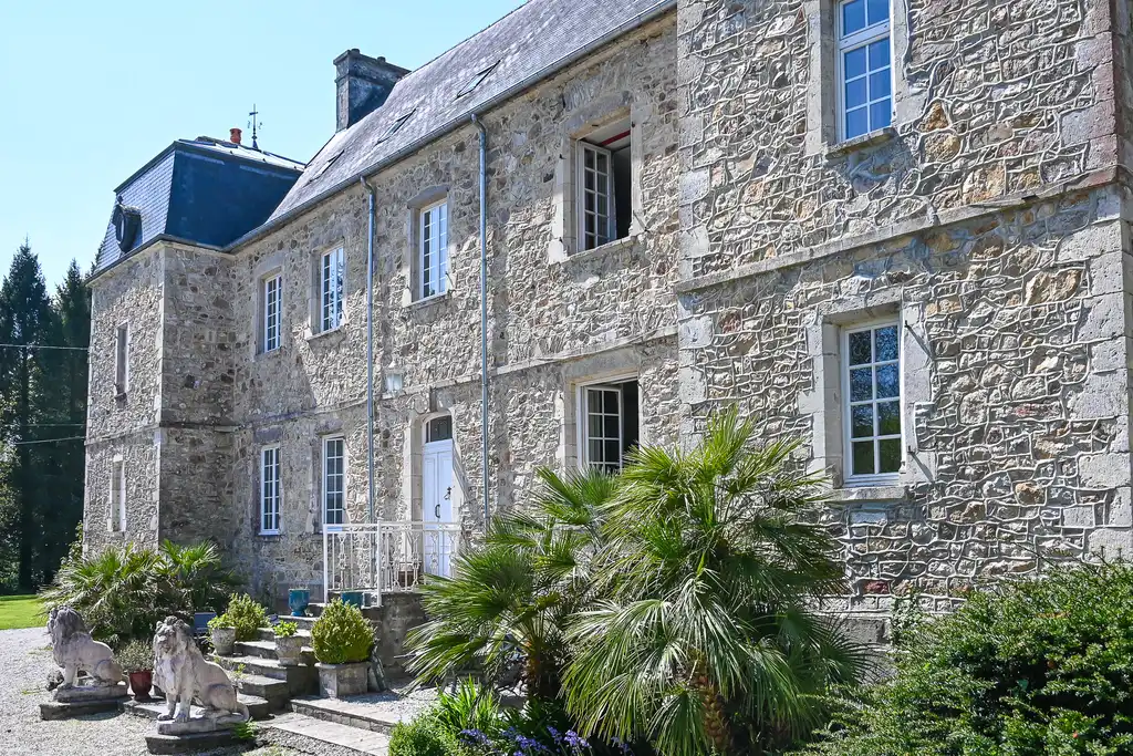 Eine Schlossfassade in der Normandie