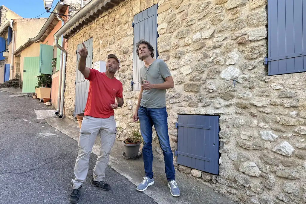 Provence-Urlaub-Mann-Rotes_Shirt