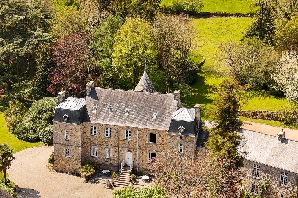 Eine Drohnenaufnahme von einem Schloss