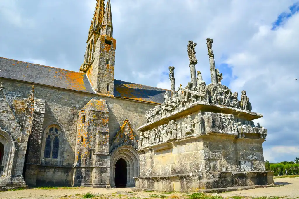 bretagne-architektur-kirche