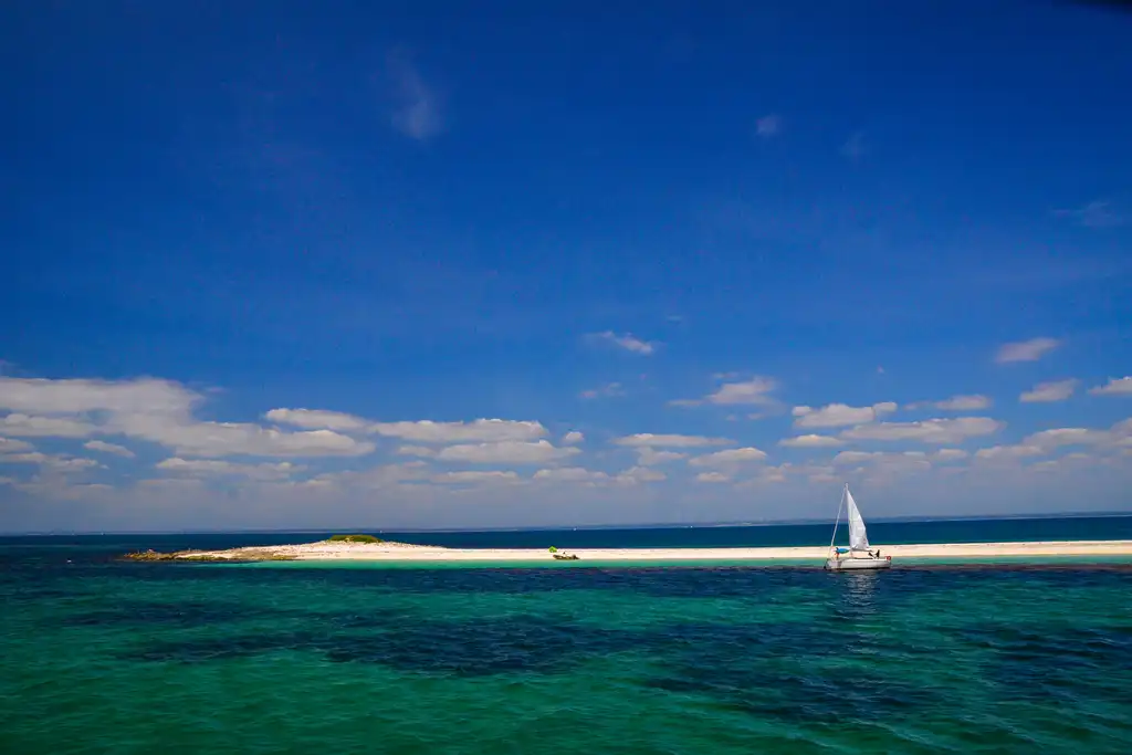 bretagne-landschaft-insel-boot