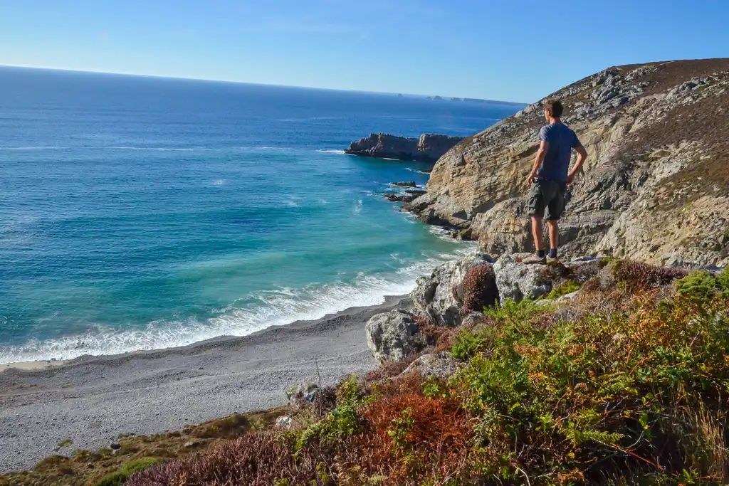bretagne-landschaft-wellen-meer