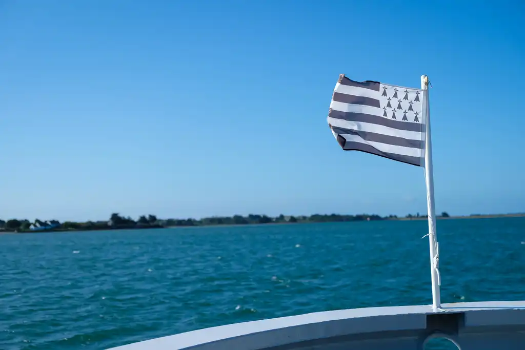 bretagne-landschaft-fahne-bootstour