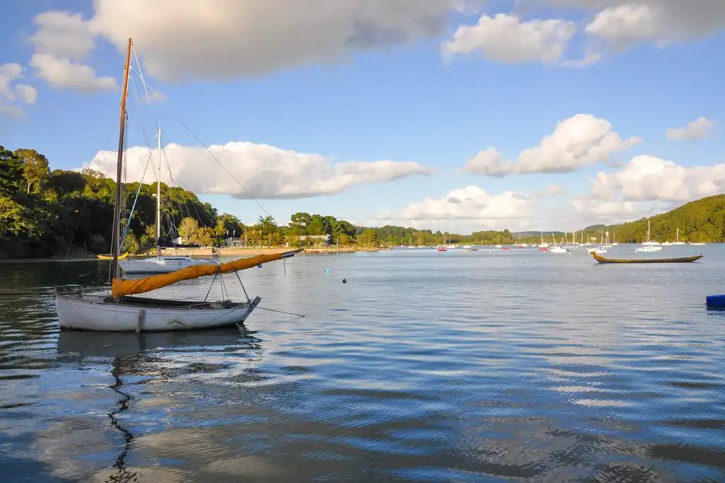 bretagne-landschaft-segelboot