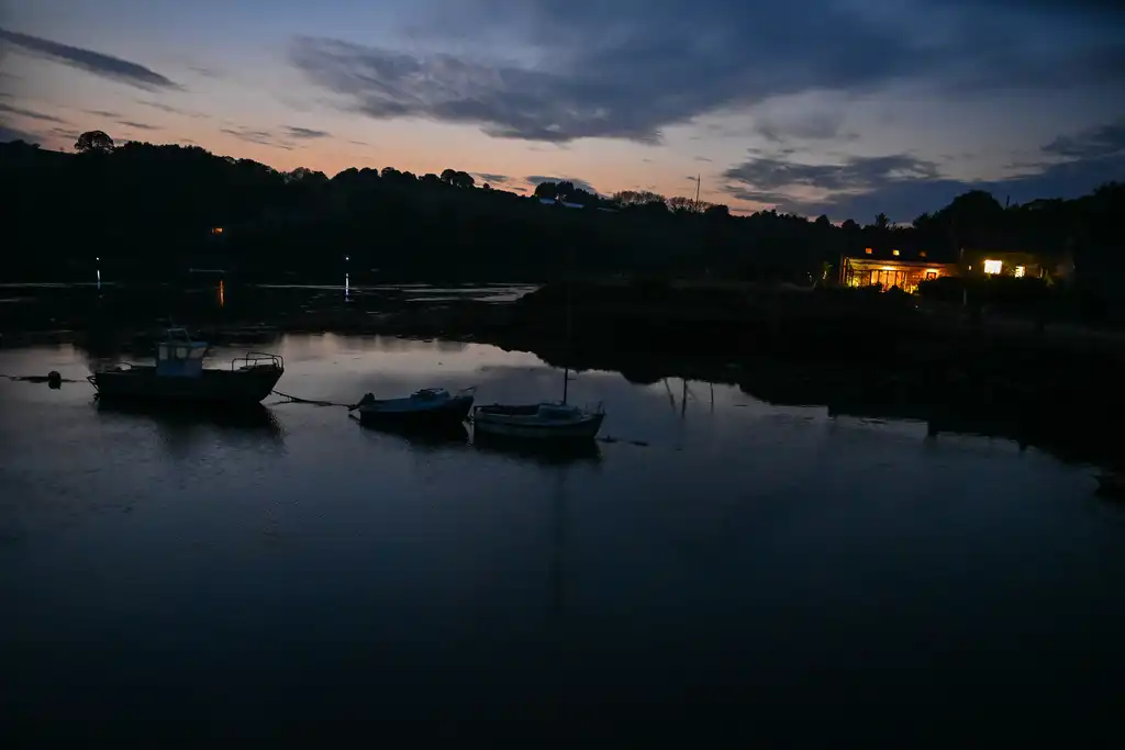 bretagne-landschaft-nacht-boot