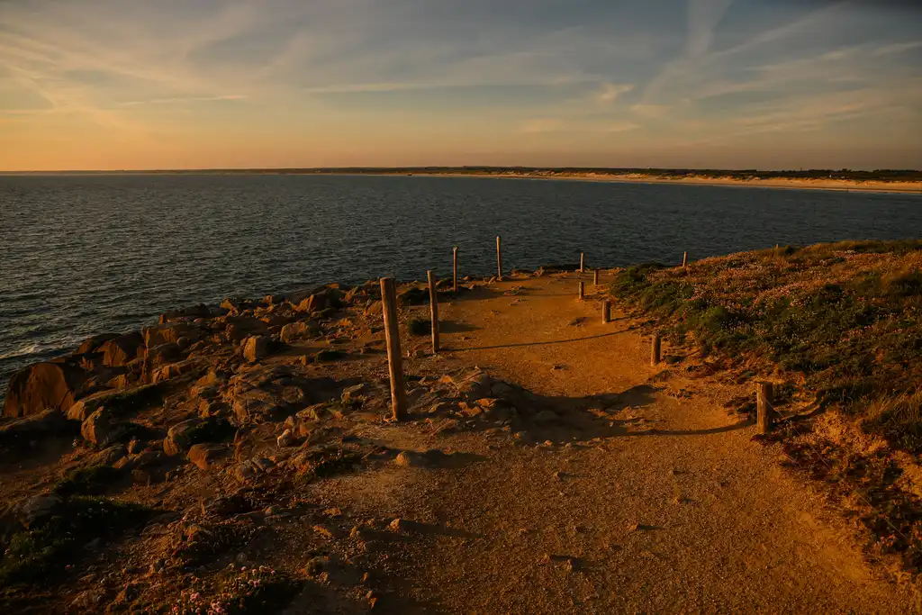 bretagne-landschaft-weg-sonnenuntergang