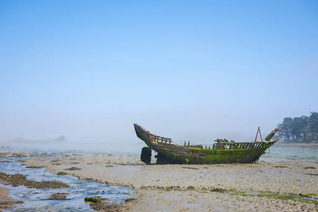 bretagne-landschaft-schiff-nebel