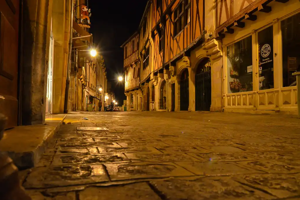 Straße einer Stadt mit Fachwerkhäusern im Burgund bei Nacht