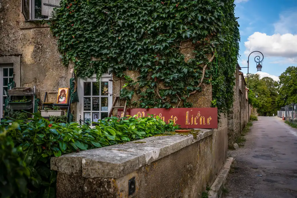 Ein Schild auf einer Mauer an einem Haus im Burgund