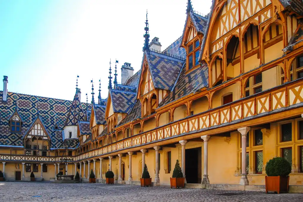 Der Innenhof eines sehenswürdigen Hotels mit einem bunten Dach im Burgund