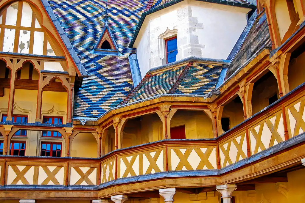 Der Balkon eines sehenswürdigen Hotels mit einem bunten Dach im der Burgund