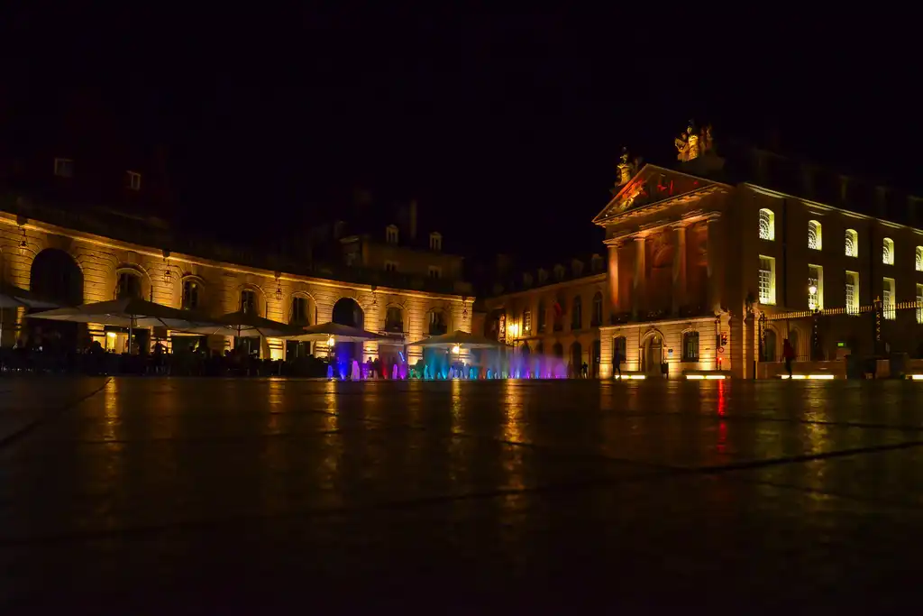 Der Place De La Liberation in Dijon bei Nacht mit romantischer Beleuchtung
