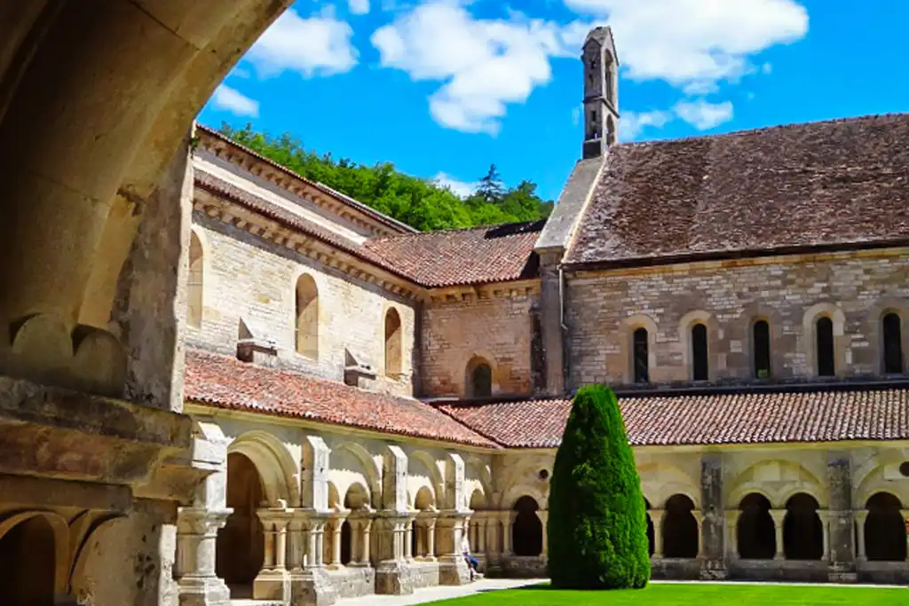 Der Innenhof eines Klosters im Burgund mit einem gepflegten Säulenbaum