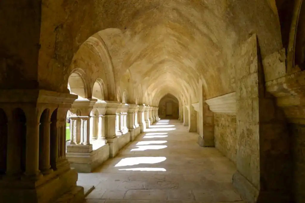 Ein alter Bogengang eines Klosters im Burgund