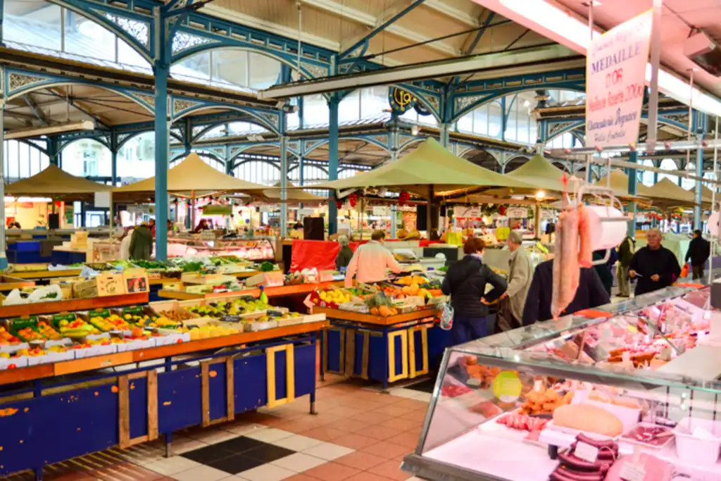 Ein großer Markt in Dijon im Burgund