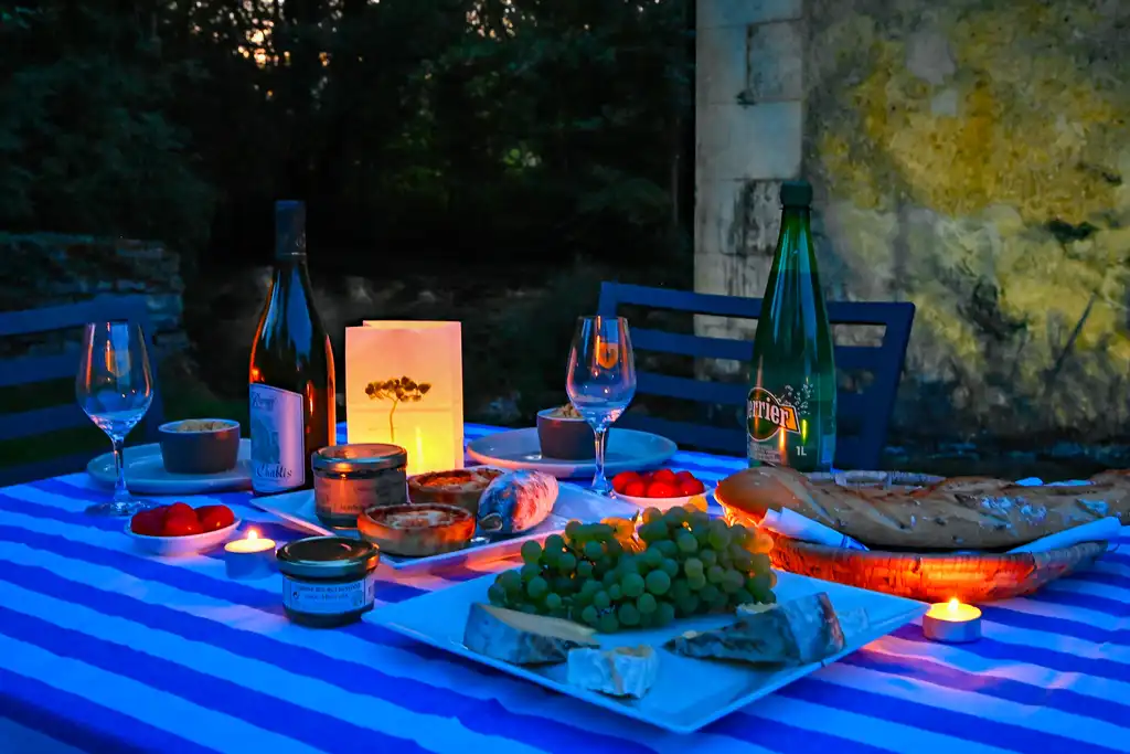 Ein appetitliches Picknick im Burgund mit Brot, Wein und Trauben
