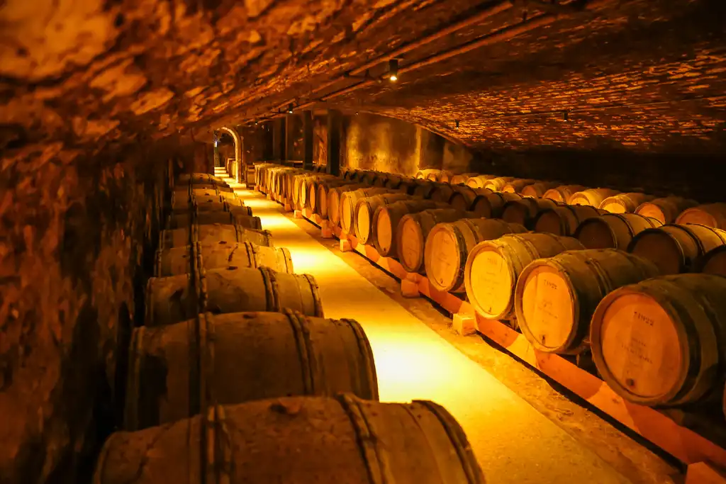 Ein Keller voller Weinfässer im Burgund