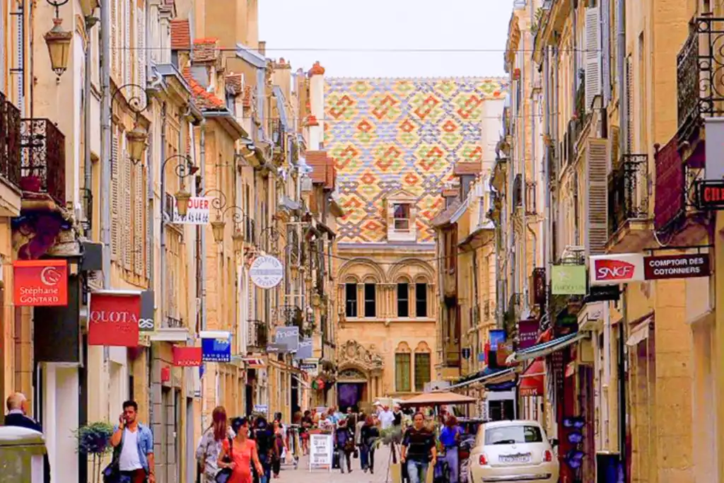 Innenstadt von Dijon mit einem Dach mit bunten Kacheln im Burgund