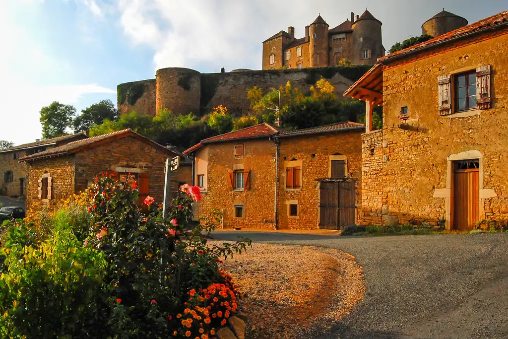 Eine kleine Burg im Burgund mit Häusern vor den Burgmauern
