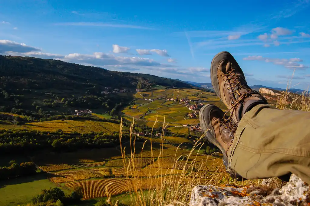 Thomas rastet beim Wandern mit einem schönen Ausblick auf die gesamte Umgebung im Burgund