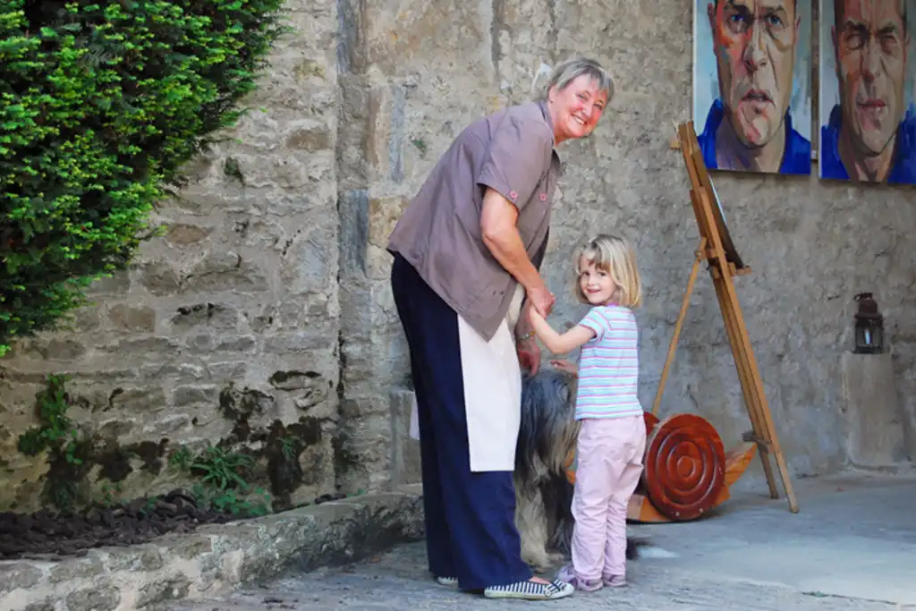 Eine Frau hält die Hand eines Mädchens im Burgund