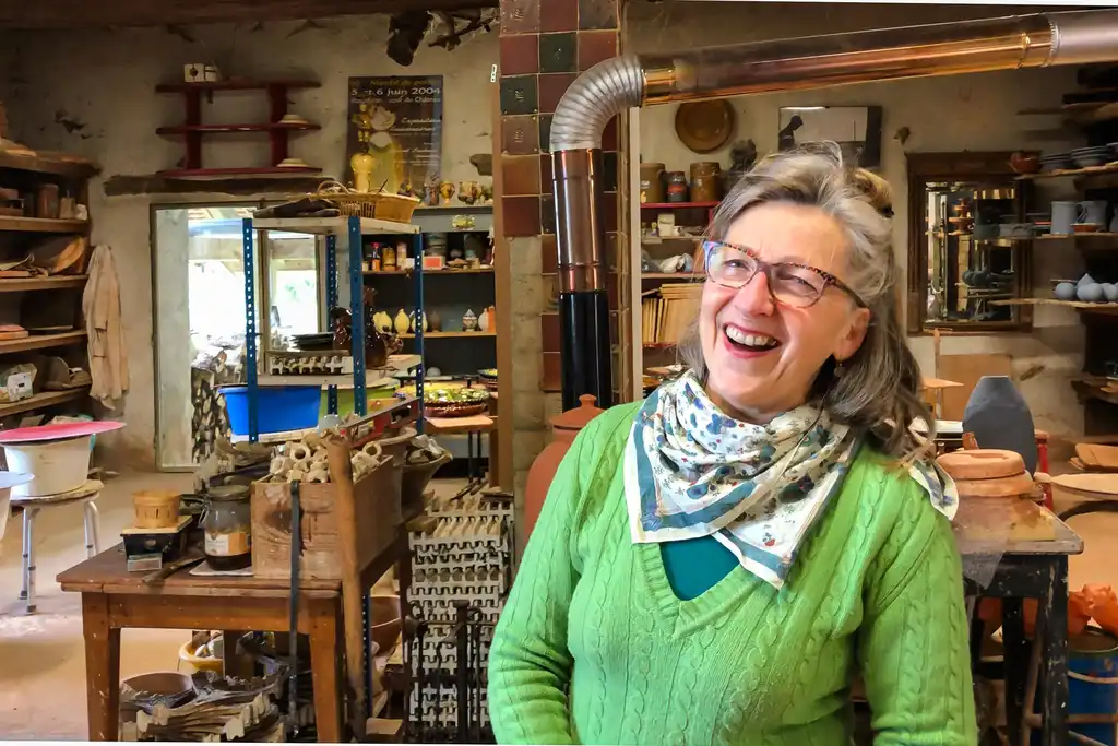Eine Töpferin in einem Atelier im Burgund