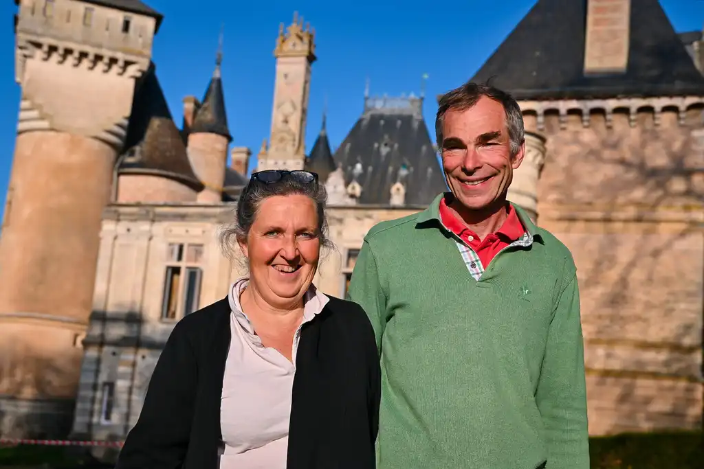 Das Gastgeberpaar steht vor dem Schloss im Burgund