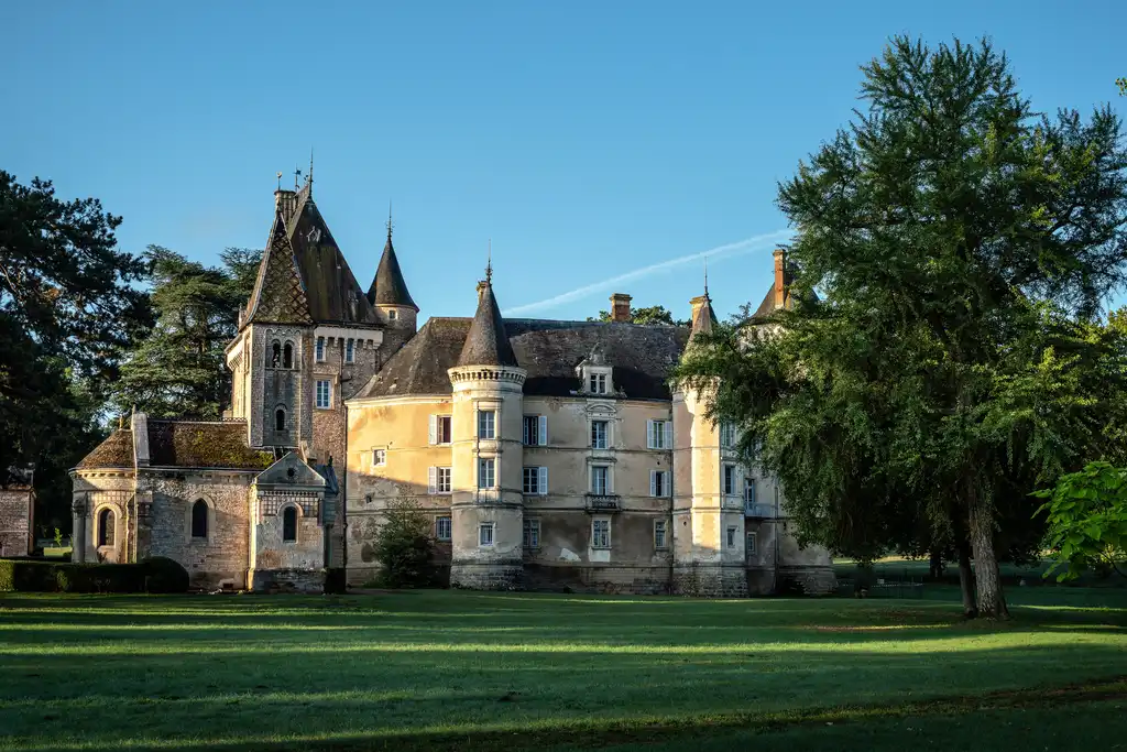 Das Anwesen des Schlosses im Burgund mit einem großen Rasen