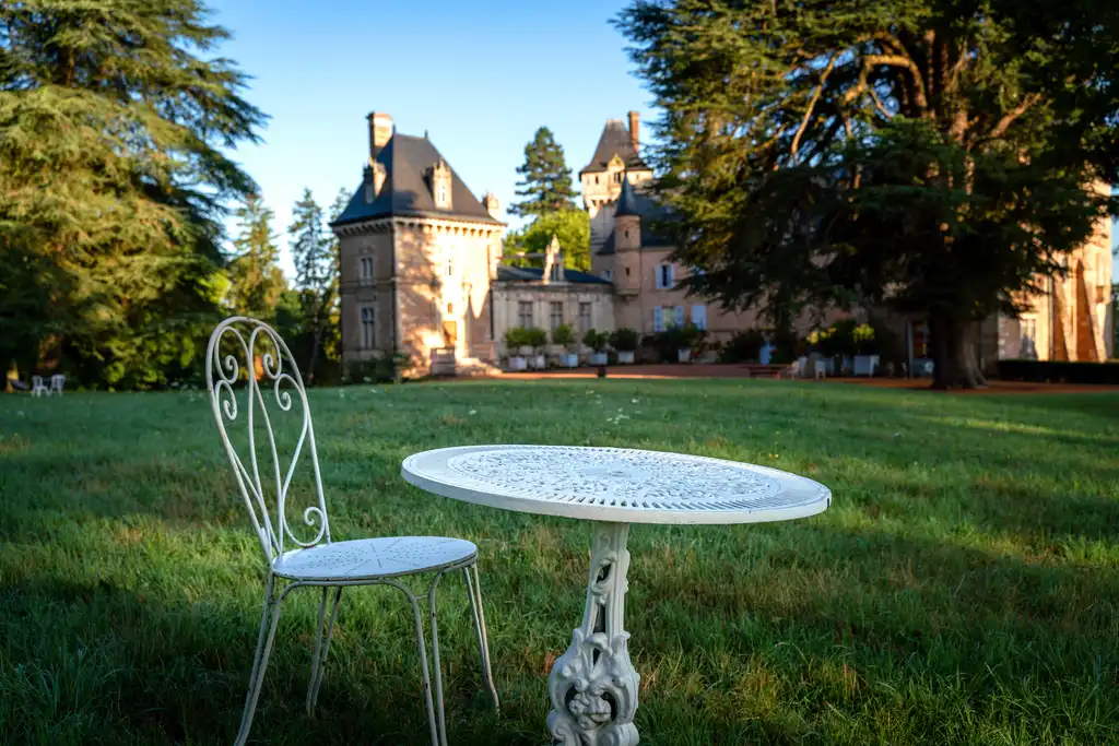 Gartenstuhl und Tisch im Garten des Schlosses im Burgund