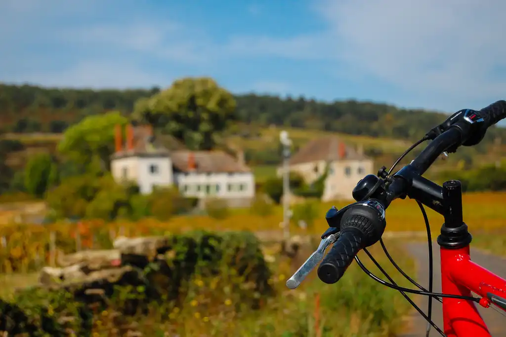 Fahrrad auf einem Feldweg im Burgund mit Häusern im Hintergrund