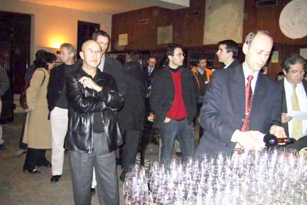 Touristen bei einer Weinverkostung im Burgund