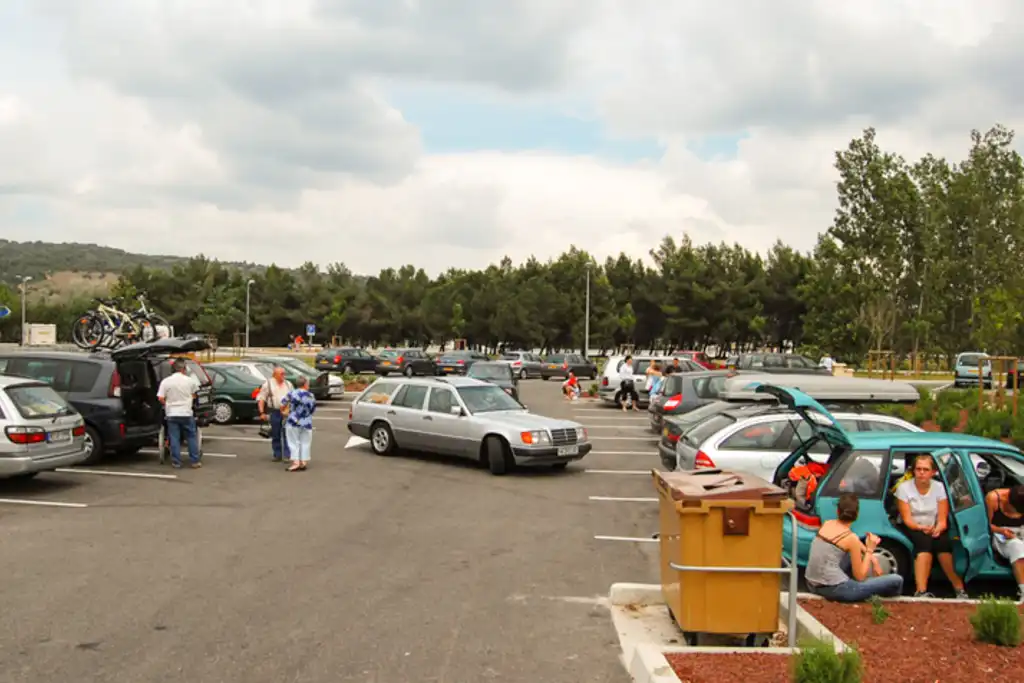 Ein Parkplatz im Burgund mit vielen Touristen mit ihren Autos