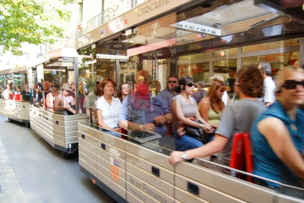 Viele Touristen sitzen glücklich in einer Wegebahn im Burgund