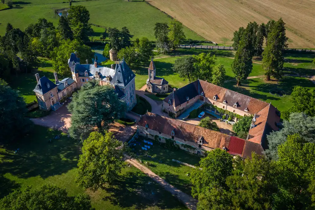 Eine Aufnahme des Schlosses im Burgund von Oben