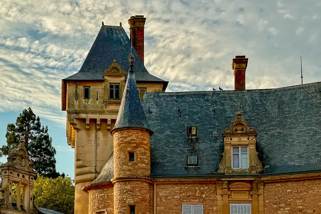 Der Turm des Schlosses im Burgund