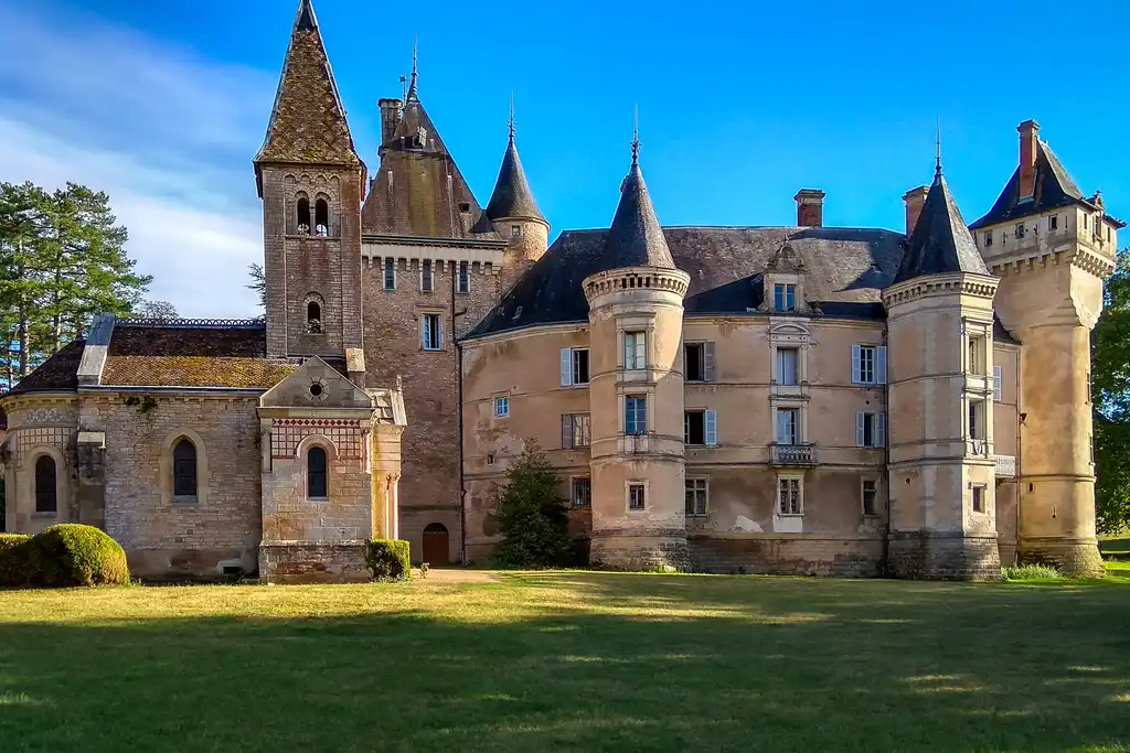 Das Schloss in der Burgund in seiner vollen Pracht