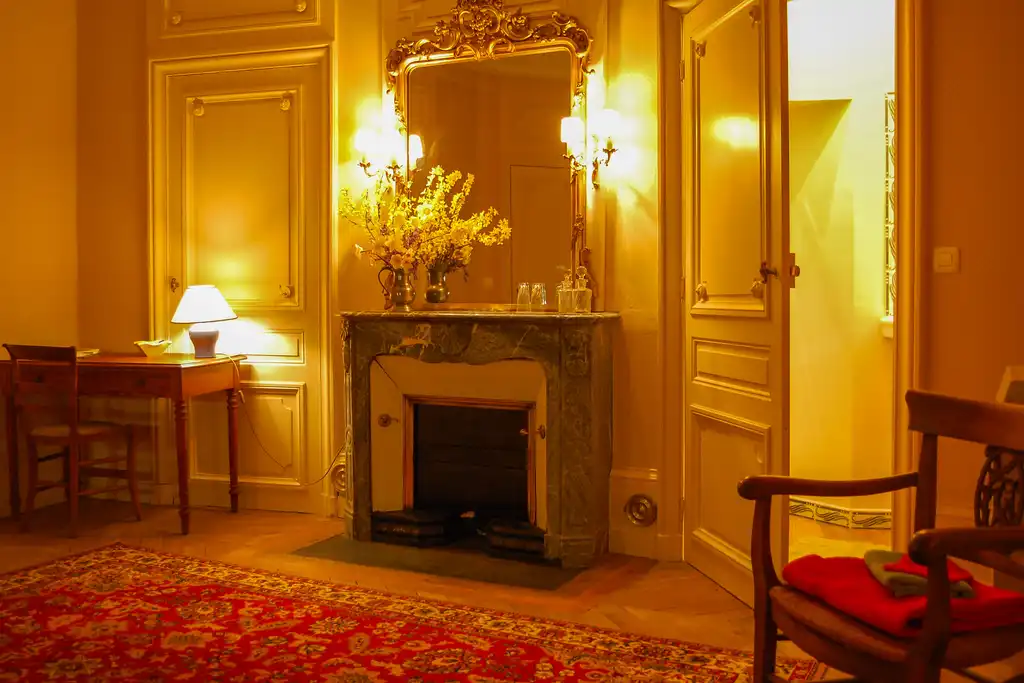 Ein edel eingerichtetes Zimmer im Schloss im Burgund mit einem Kamin